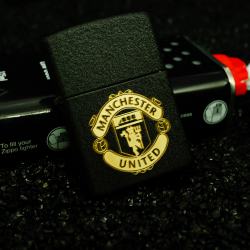 Bật lửa Zippo phiên bản màu đen nứt khăc logo Manchester - Mã SP: ZPC2512