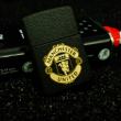 Bật lửa Zippo phiên bản màu đen nứt khăc logo Manchester