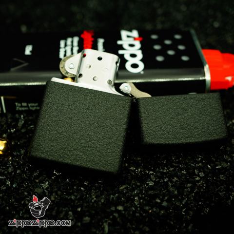 Bật lửa Zippo phiên bản màu đen nứt khăc logo zippo