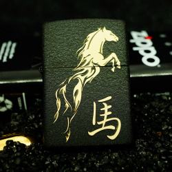 Bật Lửa Zippo Phiên Bản Màu Đen Nứt Khăc Mã Phi - Mã SP: ZPC2516