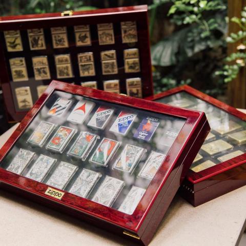 Tủ gỗ mini trưng bày Zippo loại 18 chiếc màu nâu đỏ