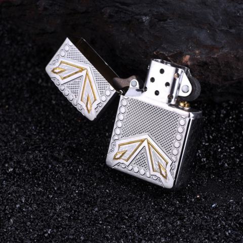 Zippo Chính Hãng Bạc Khắc 4 Mũi Giáo ở 4 góc vỏ dày