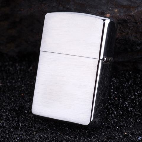 Zippo Chính Hãng Bạc Khắc 4 Mũi Giáo ở 4 góc vỏ dày