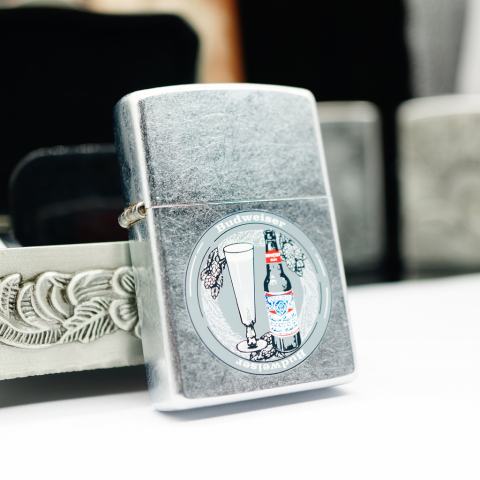 Zippo Cổ bạc xước hình bia Budweiser sản xuất 2000