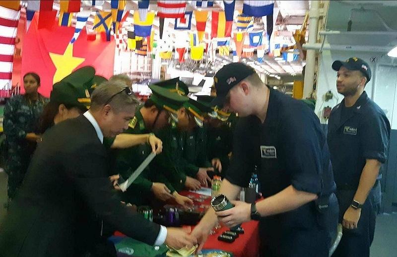 "chay hang" zippo my ban tren tau san bay uss carl vinson den da nang hinh anh 1